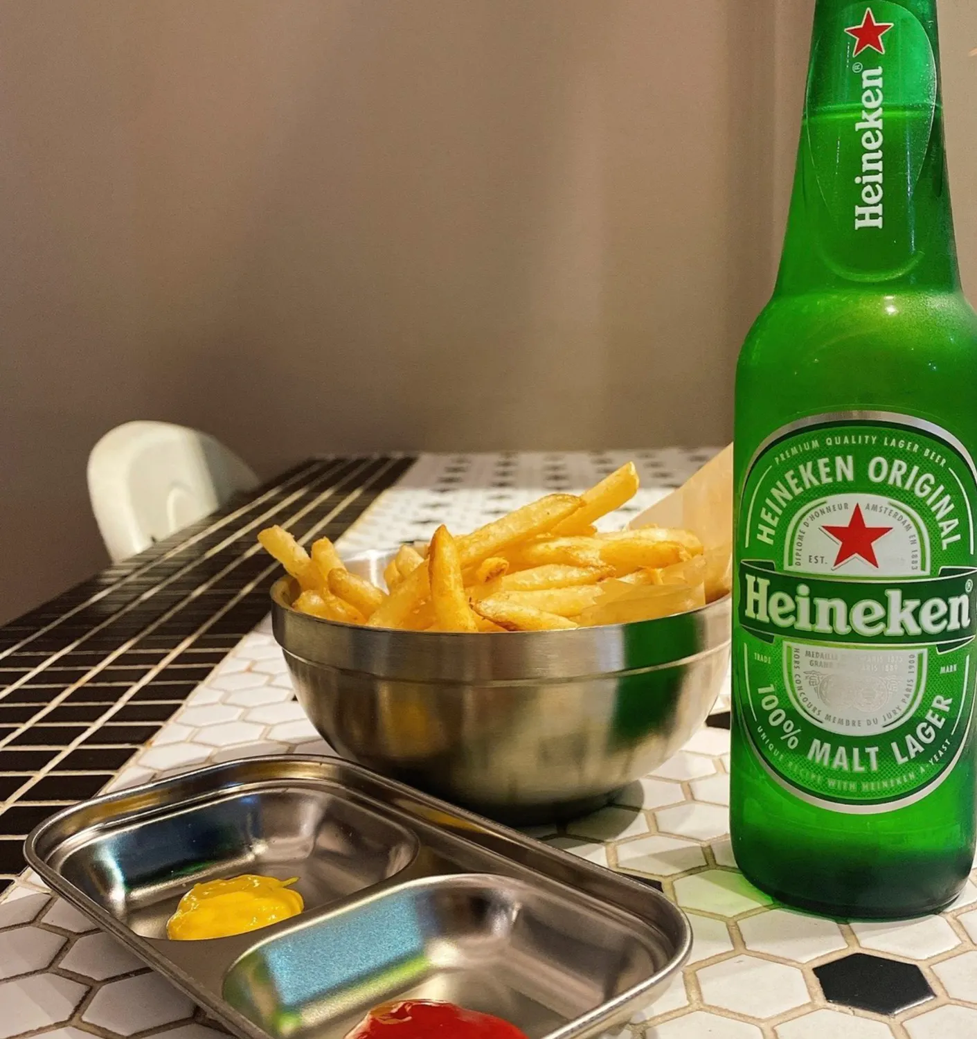 ビールと、フライドポテト